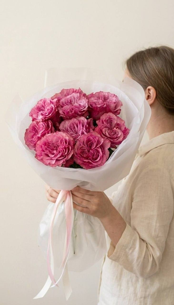 Моно-букет из малиновых пионовидных роз